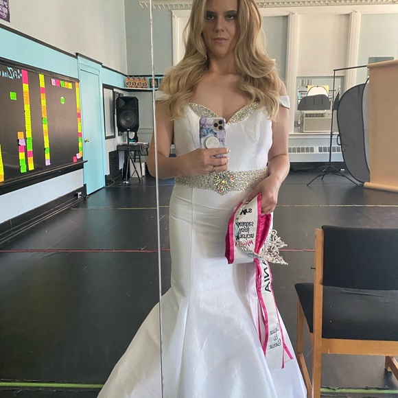 New Photos Added! Gorgeous white gown - Picture 3 of 8